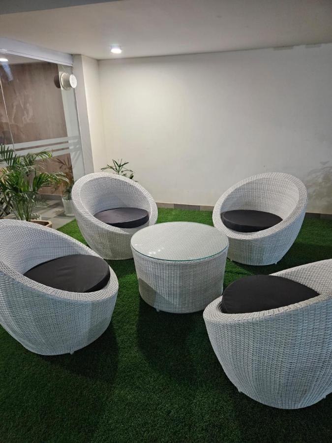Amahi Inn - Sector 48 Gurgaon Bagian luar foto